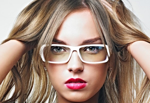 Por que a mulher de óculos é tão sexy