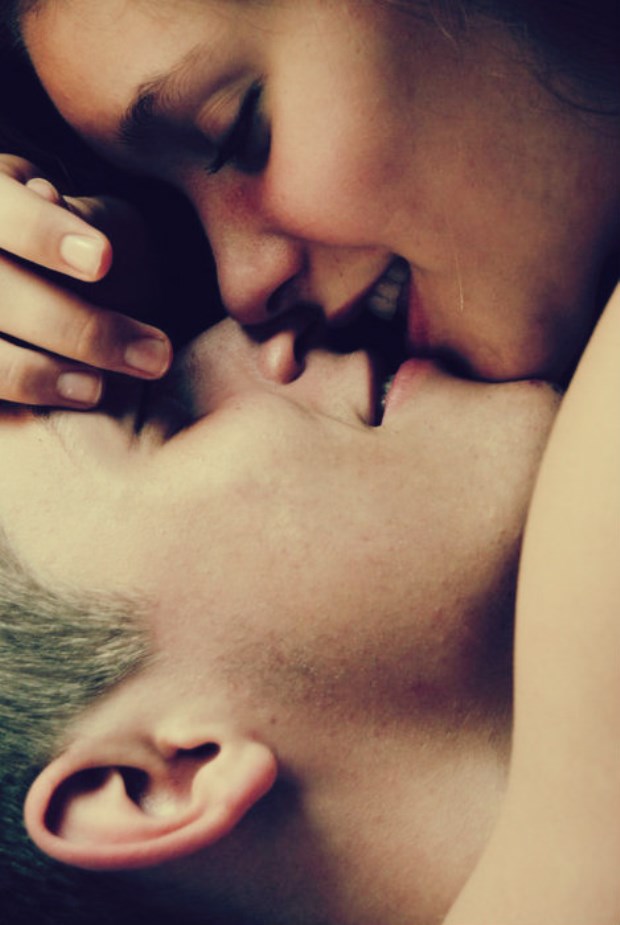 Beijos roubados são o tipo de beijo mais doce.