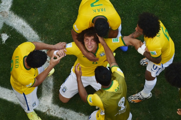 david-luiz-comemora-o-primeiro-gol-do-brasil-contra-o-chile-no-mineirao-1403975008177_1920x1080