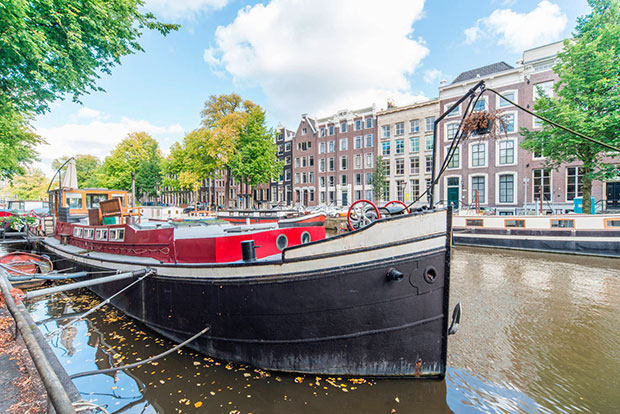 barco-amsterdan-airbnb-el-hombre
