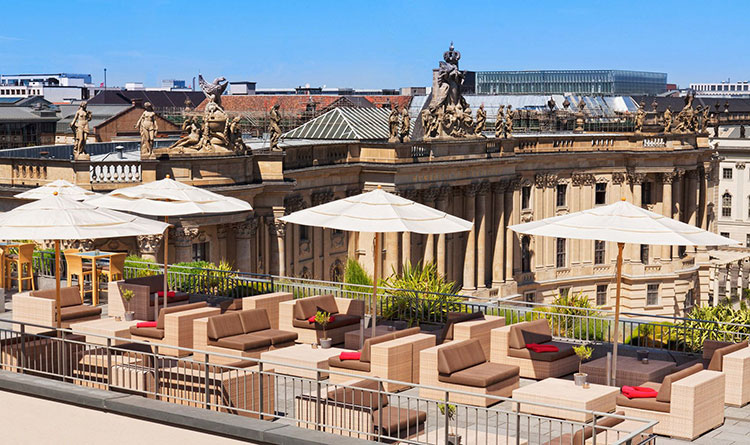 Hotel-de-Rome-Roof-Terrace-el-hombre