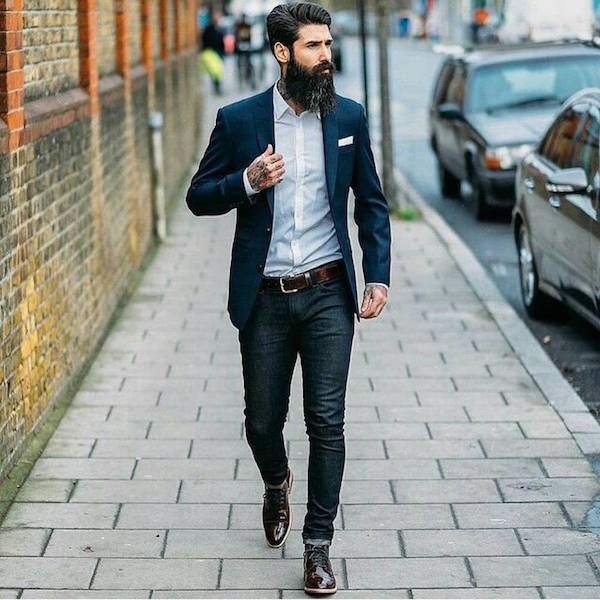 homem de blazer e calça jeans