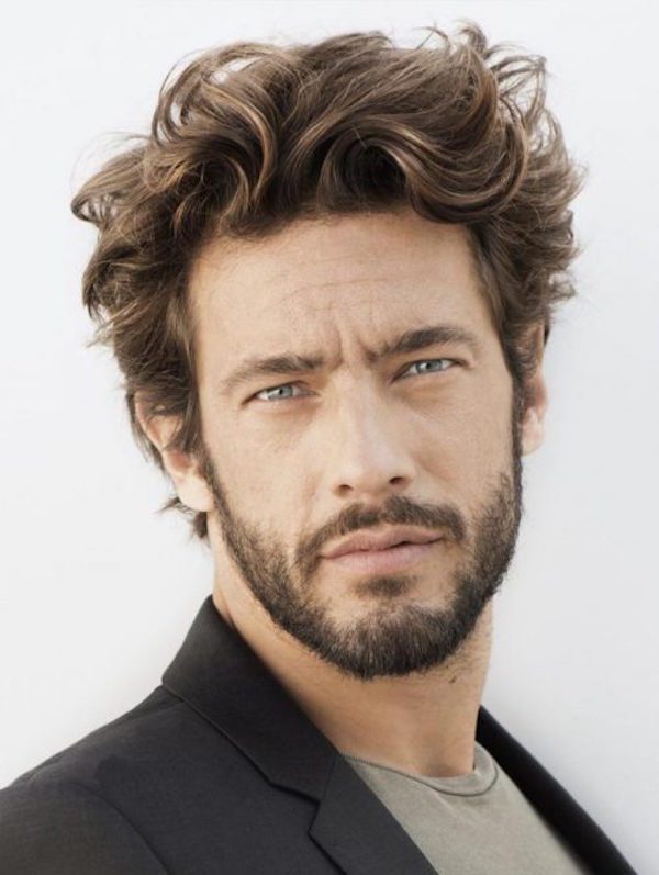 cabelo curto com barba grande