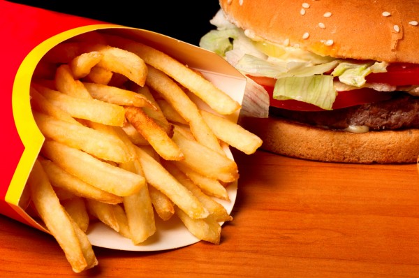 Evite as redes de fast food, pois elas costuma exagerar na dose de sal em seus pratos