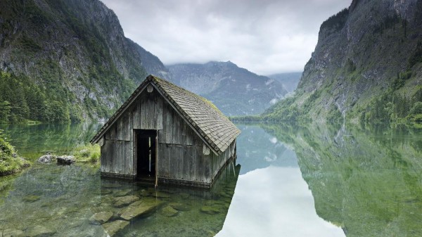 abandoned-house-mountain-lake