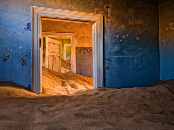 ghost-town-kolmanskop-namibia-adandoned-house-filled-with-sand