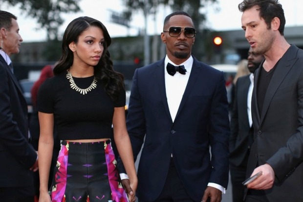 jamie-foxx-mack-wilds-grammys-2014-red-carpet-06