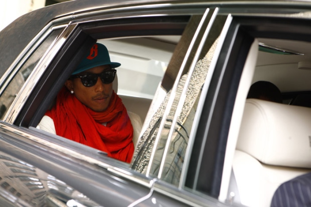 112_0809_04z+pharrell_williams+in_rolls_royce_phantom