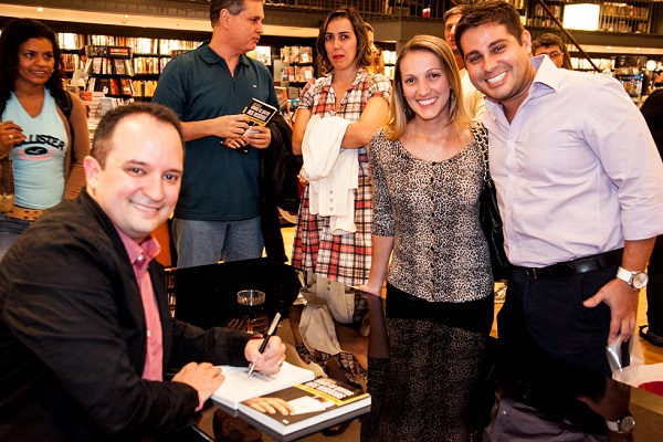 Leo Bello no lançamento do livro