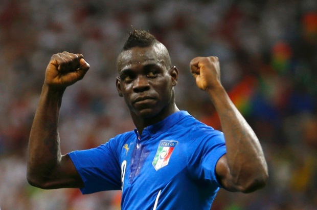 mario-balotelli-vibra-com-a-torcida-apos-fazer-o-segundo-da-italia-contra-a-inglaterra-na-arena-amazonia-1402789475204_1920x1287