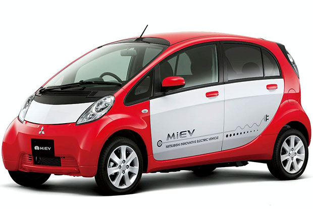 Mitsubishi-i-MiEV-el-hombre