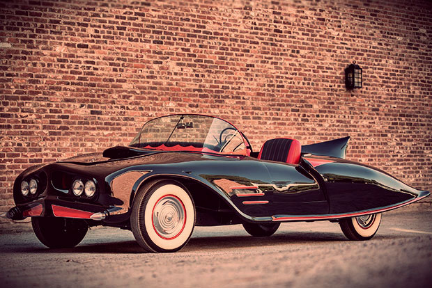 Que tal ter na garagem o primeiro Batmóvel real da história?