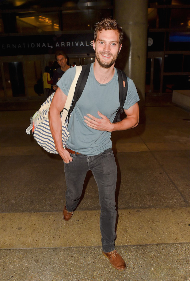 jamie-dornan-dakota-johnson-fly-to-los-angeles-together-01