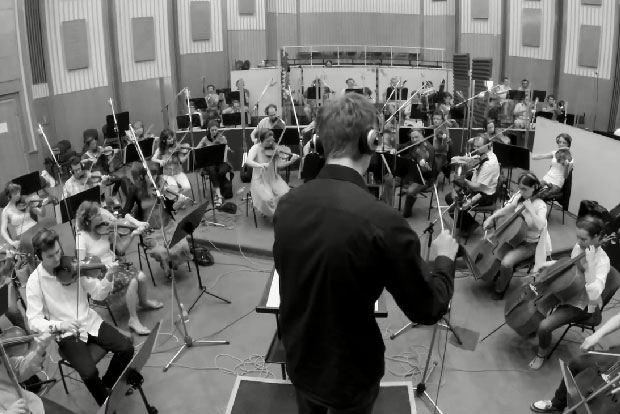 Orquestra toca tema de “GoT” e outros famosos com garrafa de cerveja