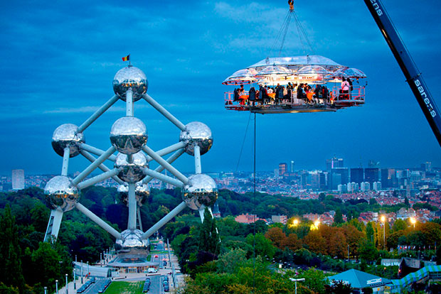 dinner-in-the-sky-capa-el-hombre