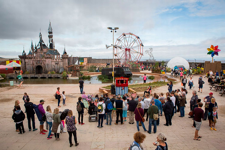 Dismaland-12-el-hombre