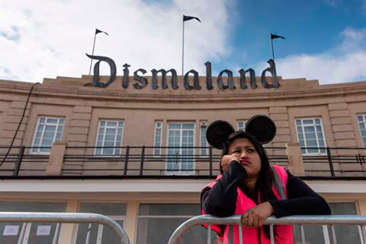 Dismaland-7-el-hombre