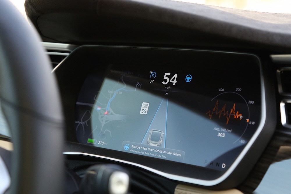 A Tesla lançou um sistema que dirige o carro sozinho: ei-lo em ação