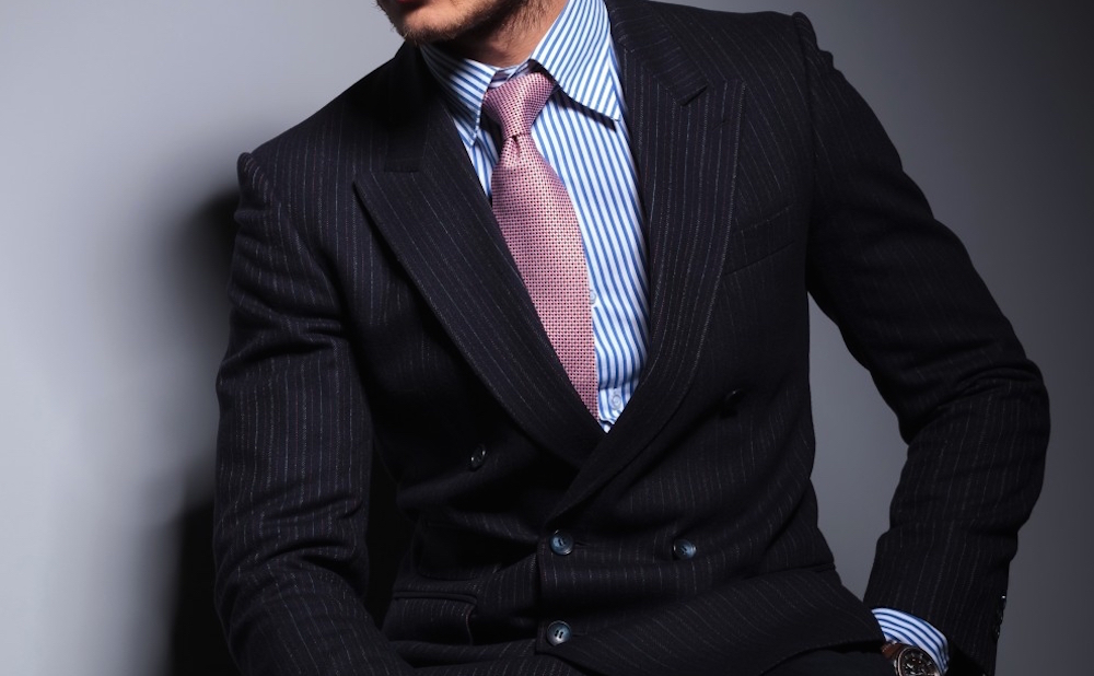 Seated-young-fashion-model-in-suit-and-tie