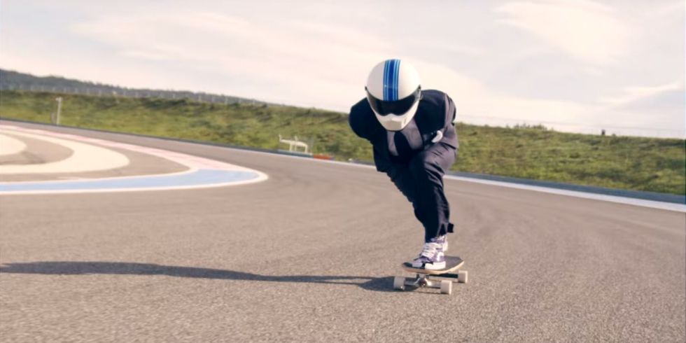 Você já se imaginou andando de skate a 110 km/h de terno?
