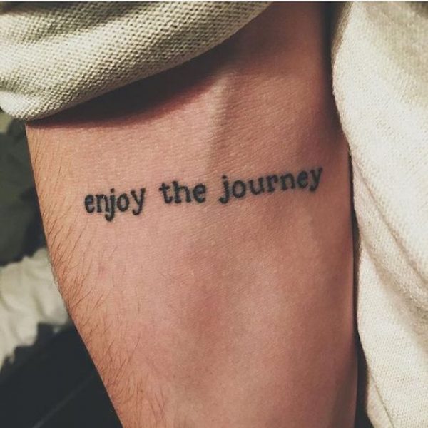 Featured image of post Fotos De Tatuagens Frases Masculinas Uma tatuagem de contornos simples mas bastante ilustrativa