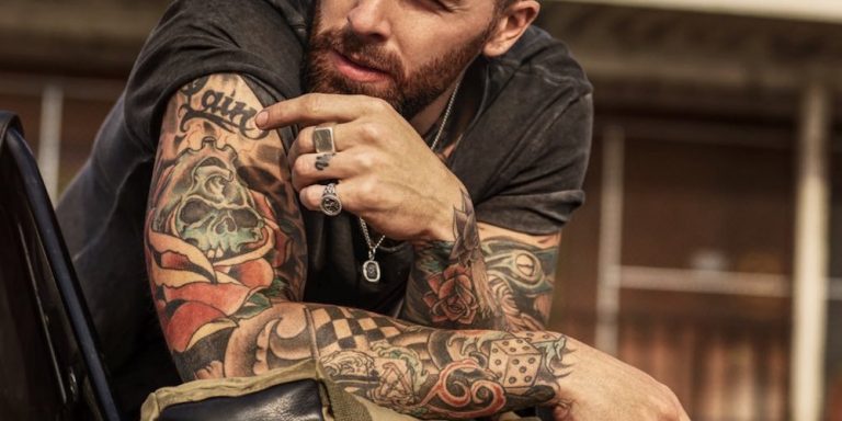 Mulheres acham homens tatuados mais atraentes, diz estudo