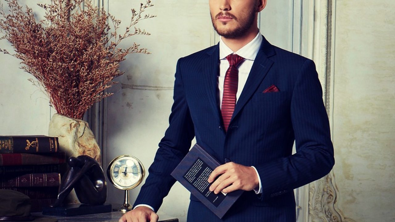 terno azul sapato marrom ou preto