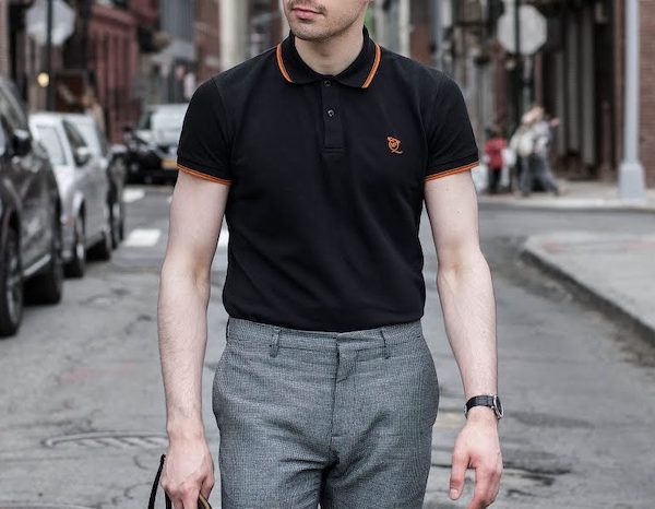 camisa polo dentro da calça