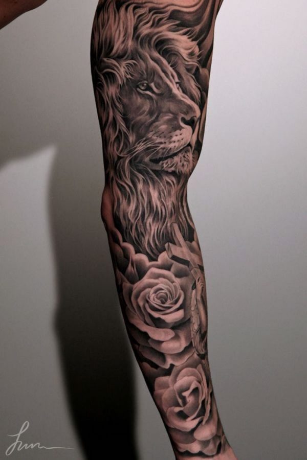 tatuagem de leão com rosas na composição