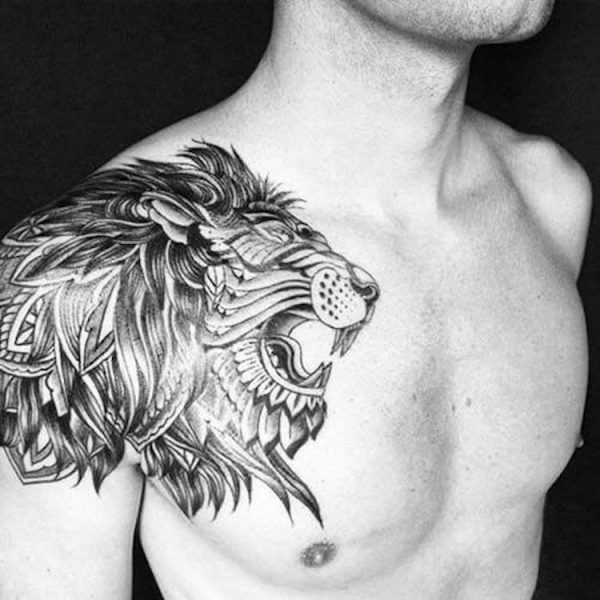 Tatuagem de leão fechando o ombro