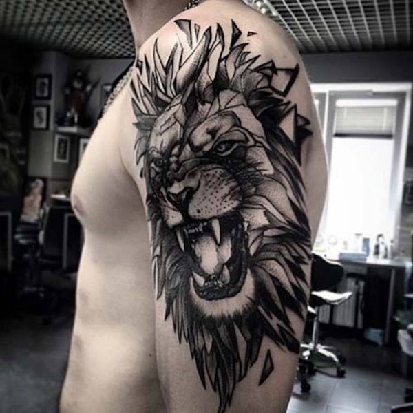 Tatuagem de leão em close up sombreado