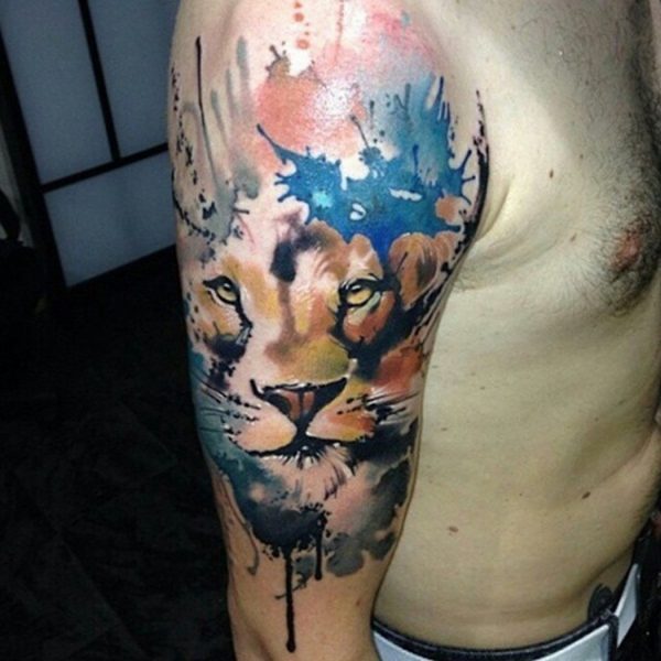 Tatuagem de leão com aquarela espalhada