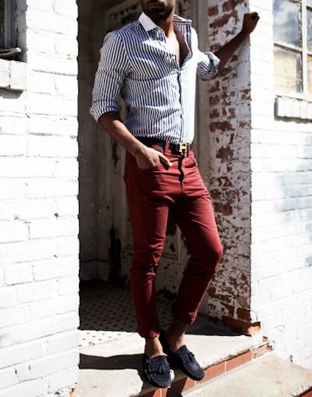 calça vinho com blusa branca
