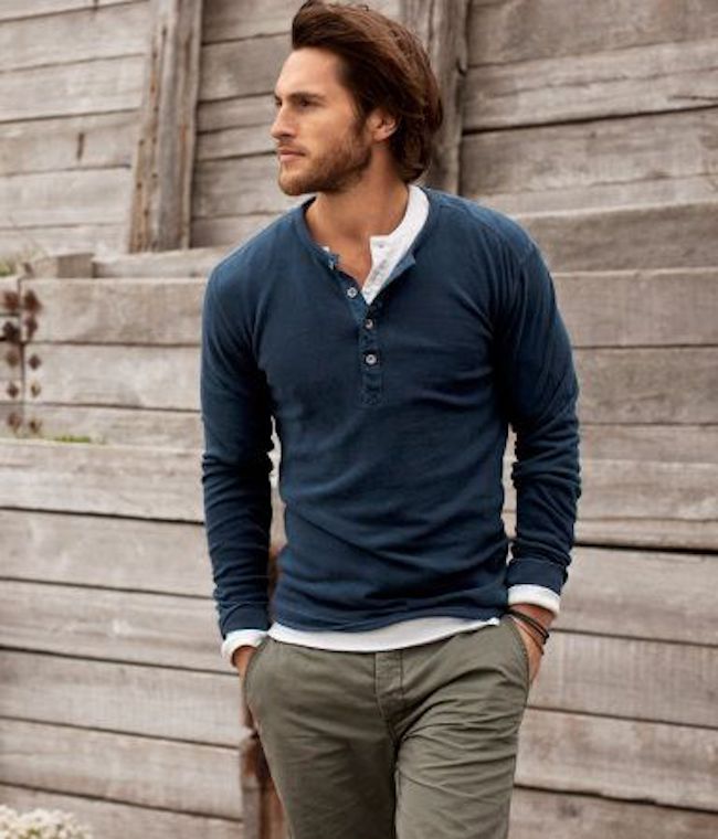 Camiseta henley 25 ideias para usar no look