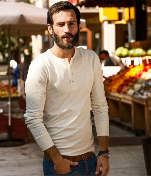 Camiseta henley 25 ideias para usar no look