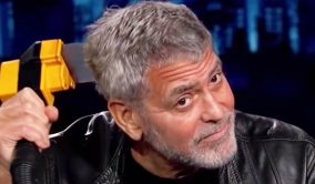 George Clooney corta o cabelo com flowbee