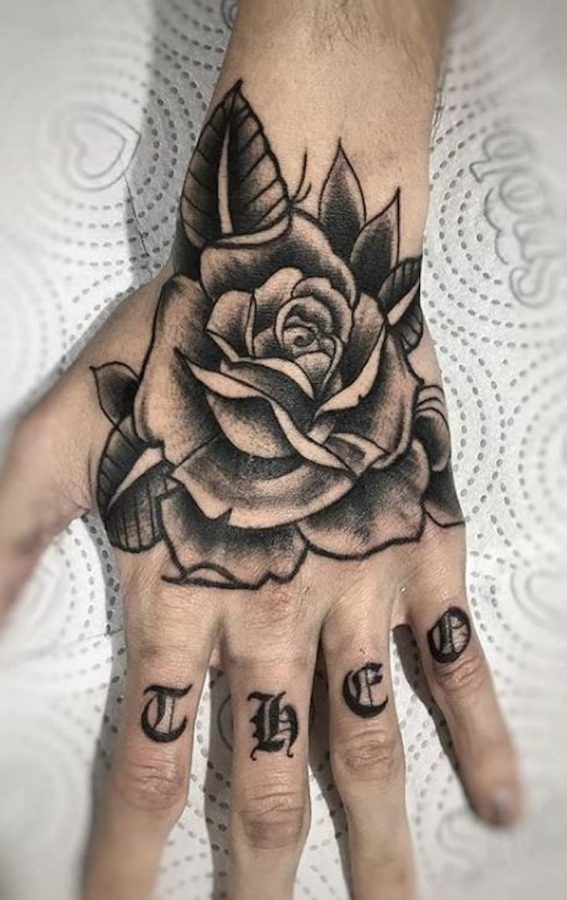 tatuagem mão masculina