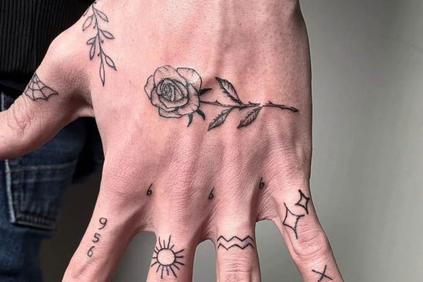 tatuagem de flor na mao masculino｜Pesquisa do TikTok