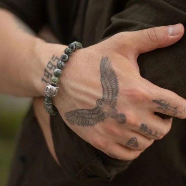Uma mão com uma tatuagem