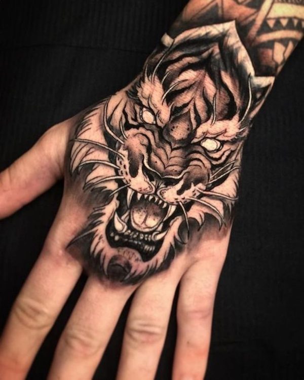 tatuagem mão masculina