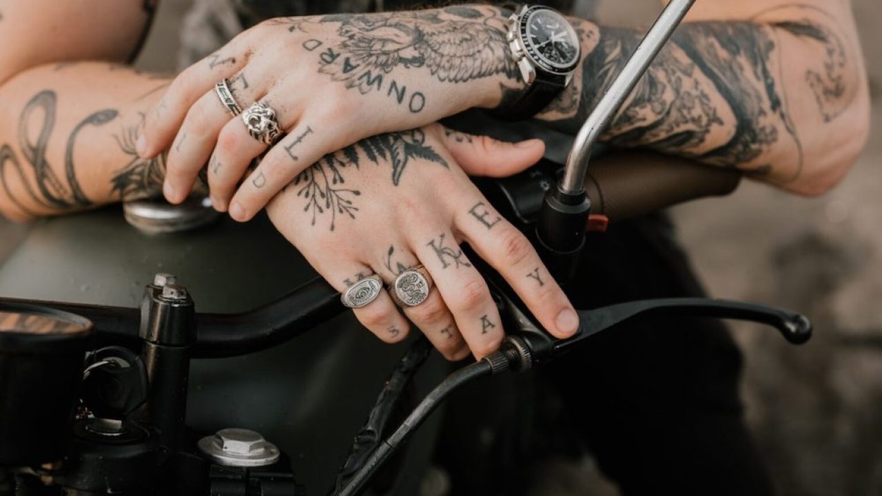 Tatuagem na mão masculina: 5 ideias e 15 fotos de inspiração