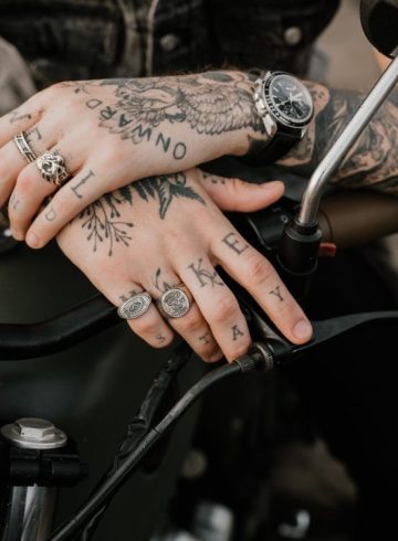 tatuagem na mão masculina