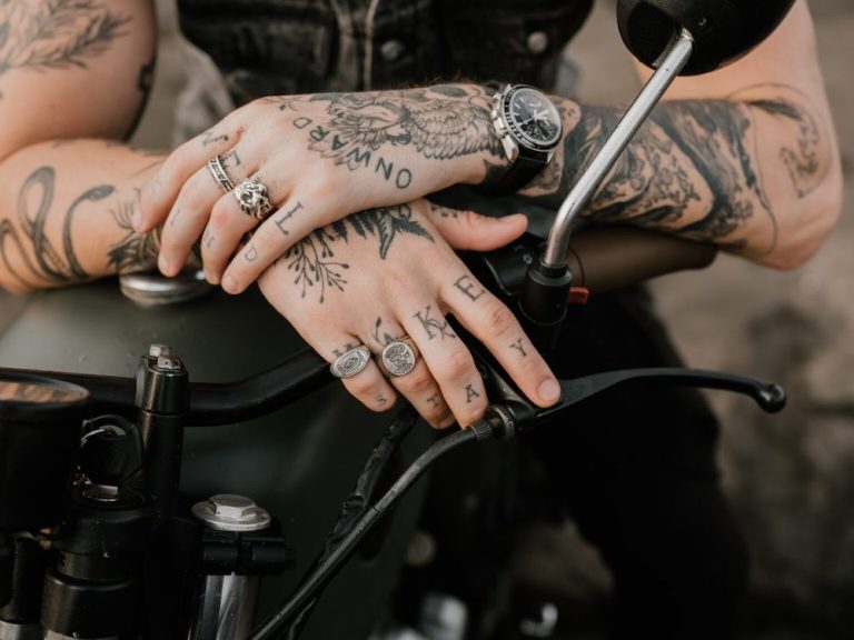 50+ Tatuagens À Mão Para Homens E Mulheres Se Inspirarem [2023]