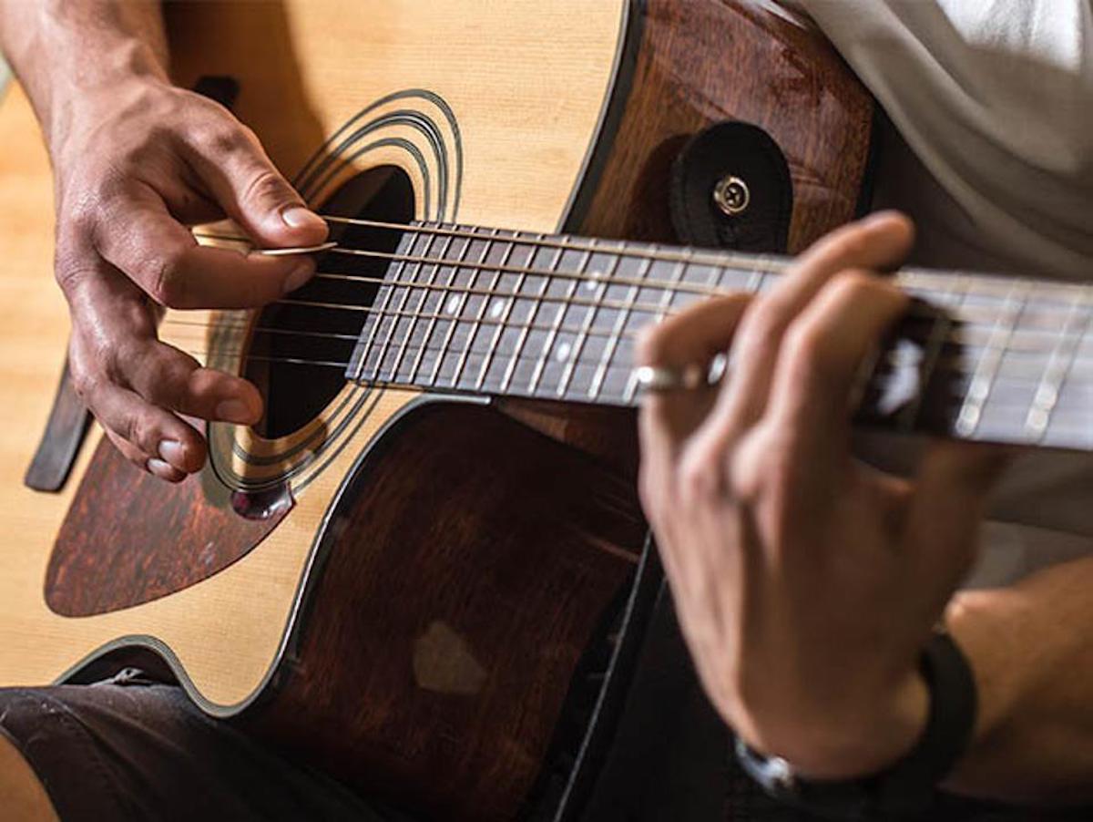 Homem Aprendendo Música Online Foto de Stock - Imagem de