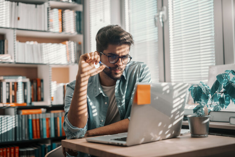 Educação na ponta dos dedos: 5 plataformas de cursos online