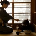 Artigo explora práticas japonesas como Ikigai, Omiyage, Kaizen, Shinrin-yoku, e Chanoyu, enfatizando bem-estar, eficiência, natureza e harmonia para adoção global.