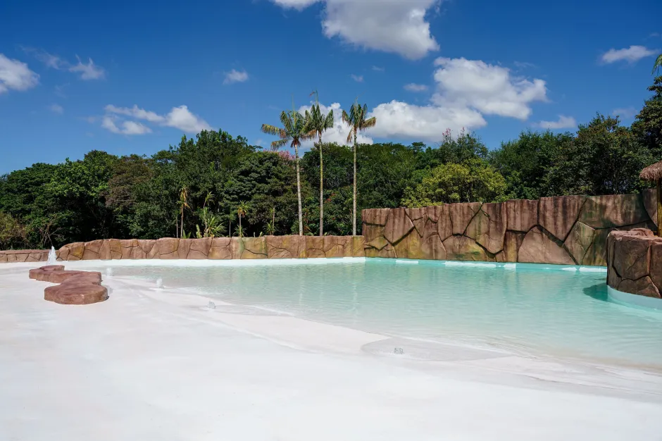 Resort em SP inaugura praia artificial com piscina de ondas