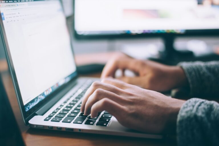 Como a Etiqueta Digital Transforma Nossas Interações Online