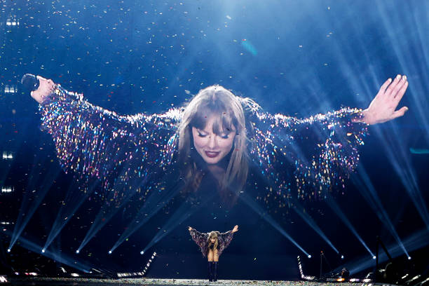 Taylor Swift Brilha com Turnê Eras: Impacto Global e Recordes