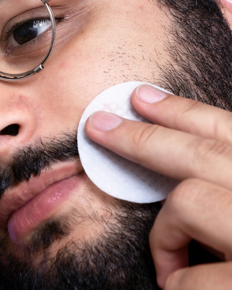 Skincare Masculino: Rotina Essencial para uma Pele Saudável